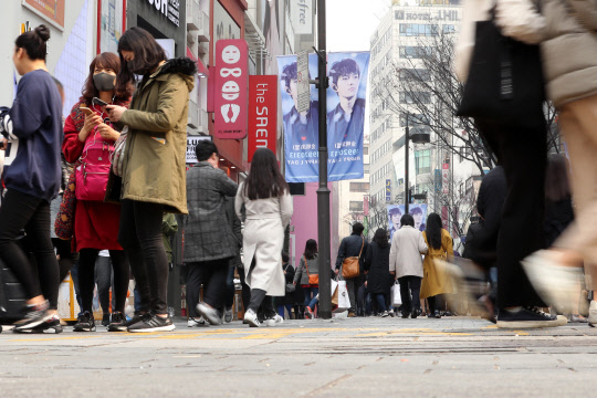 중국 정부가 사드(THAAD·고고도 미사일 방어체계) 배치 추진에 대한 보복으로 '한국 여행 상품 판매 금지령'을 내리면서 중국 관광객들이 급감하고 있다. 12일 여행업계에 따르면 중국인 단체 관광 상품 예약이 끊긴 여행사들이 하나둘 속출하고 있으며 최악의 경우 15일 이후 서울 명동 등 주요 관광지에서 중국인 단체 관광객의 모습이 사라질 수 있다고 전했다. 사진은 12일 오후 주말 서울 명동 거리의 중국인 관광객이 없는 한산한 모습.